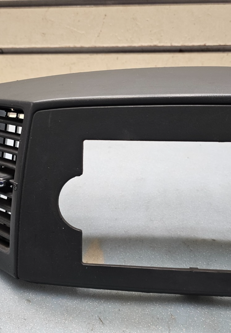 🔥2005-2007 Jeep Grand Cherokee Dash RADIO TRIM BEZEL W VENTS Gray B30