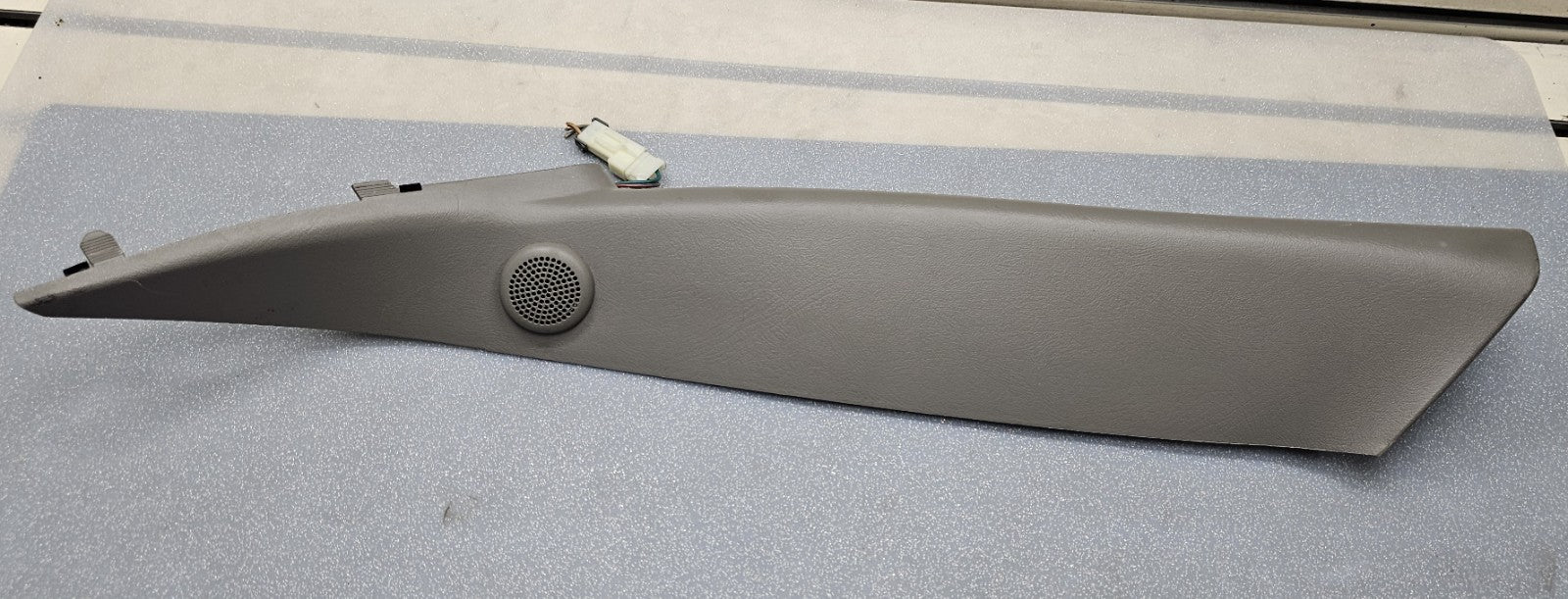 99-06 SILVERADO SIERRA Molding A PILLAR Trim LEFT Driver Speak Light GRAY p3