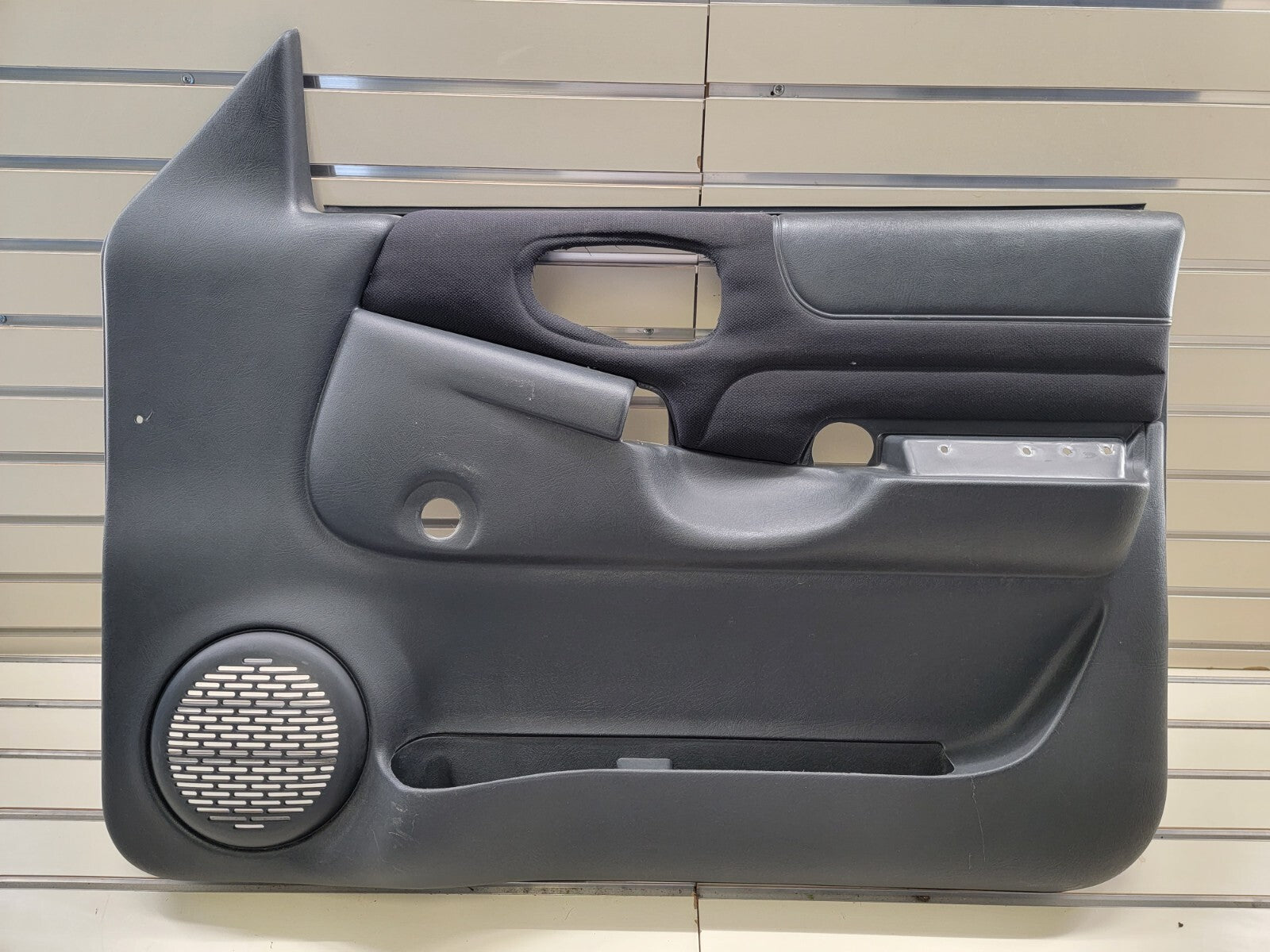 98-04 Chevy Blazer Jimmy S-10 GMC Sonoma Front Door Panel manual right BLACK