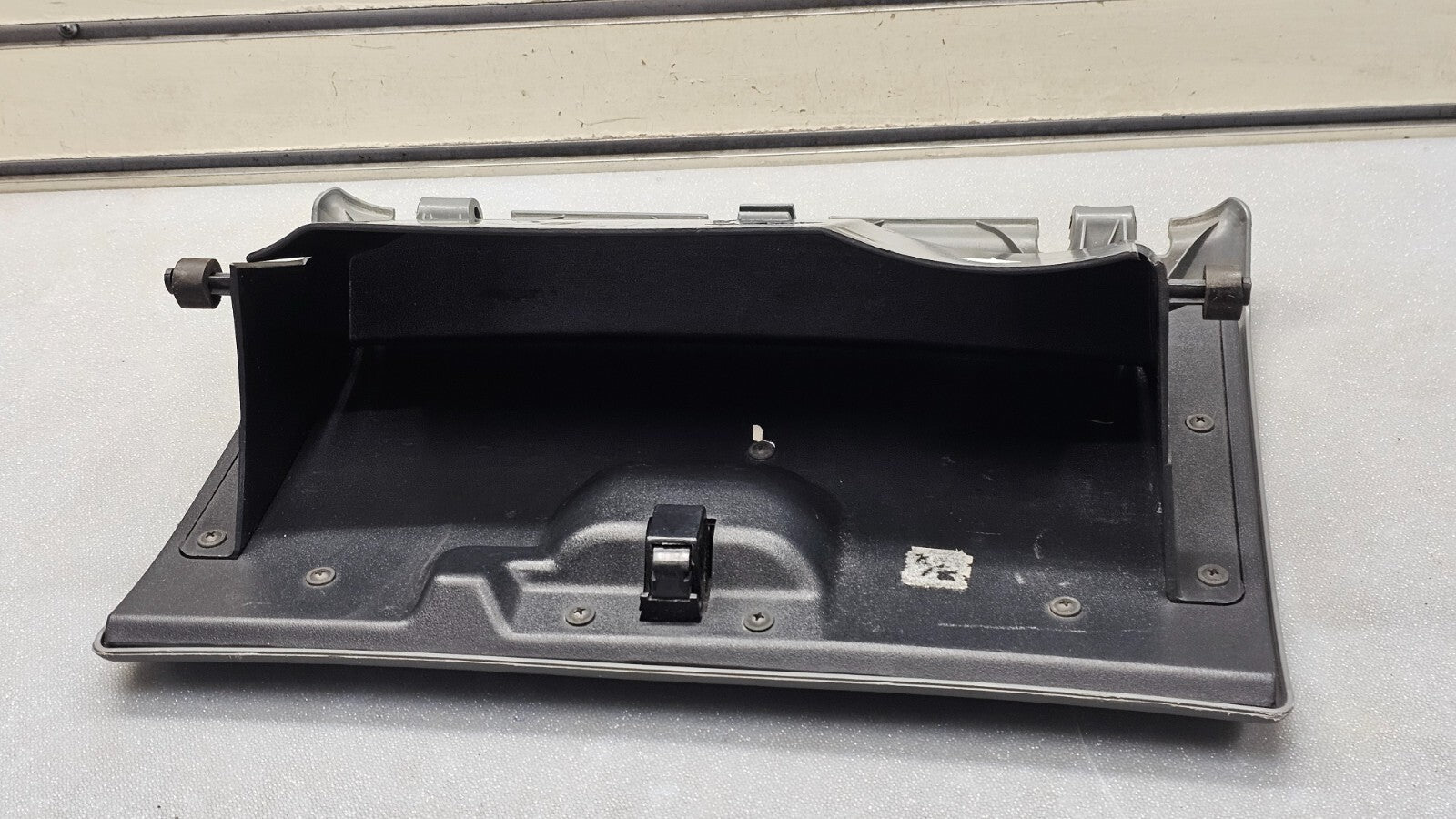 🔥01-07 CARAVAN TOWN COUNTRY VOYAGER DASH GLOVE BOX COMPARTMENT ASSEMBLY GRAY