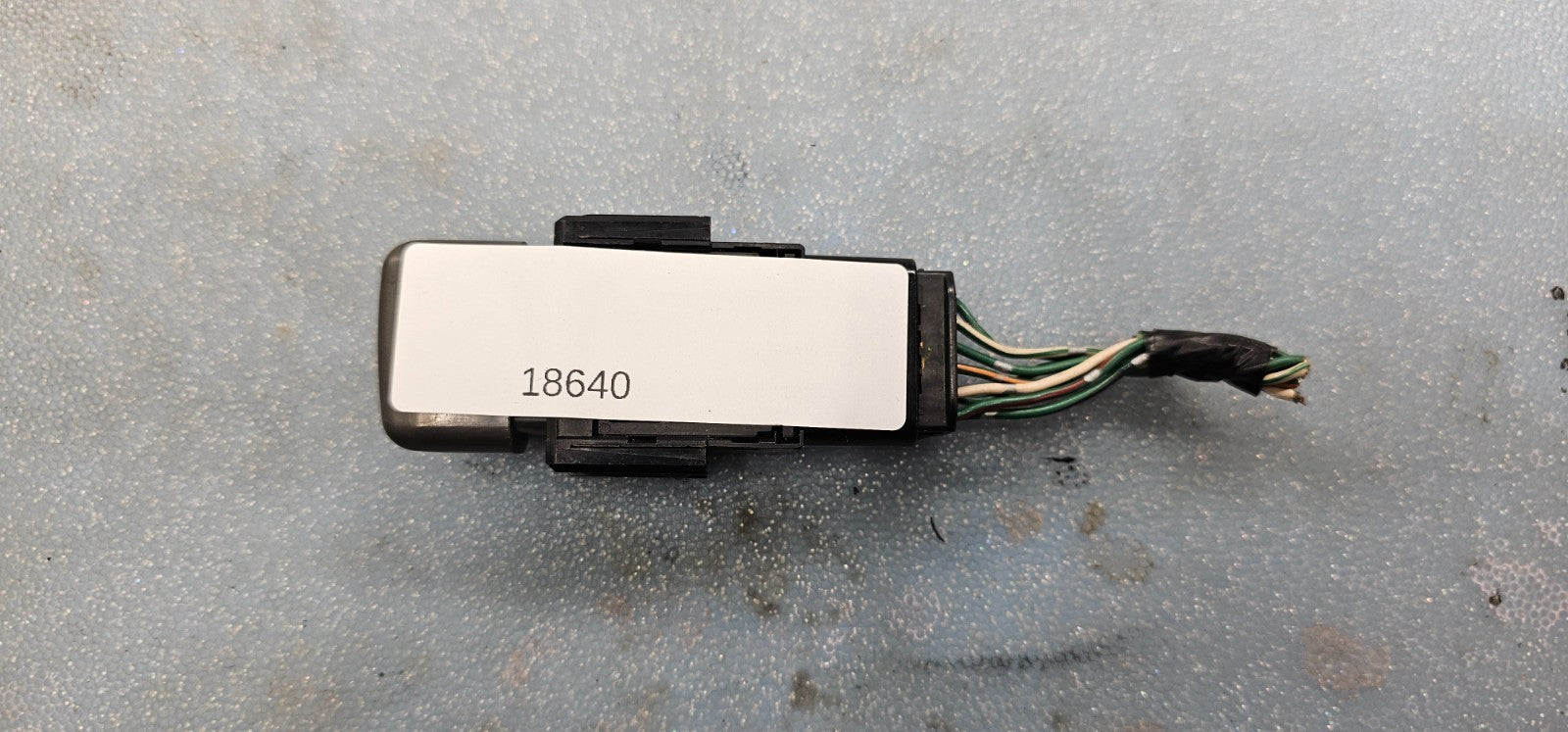 98-02 COROLLA 05-10 AVALON HAZARD EMERGENCY LIGHT SWITCH DRIVER ASSEMBLY BLACK