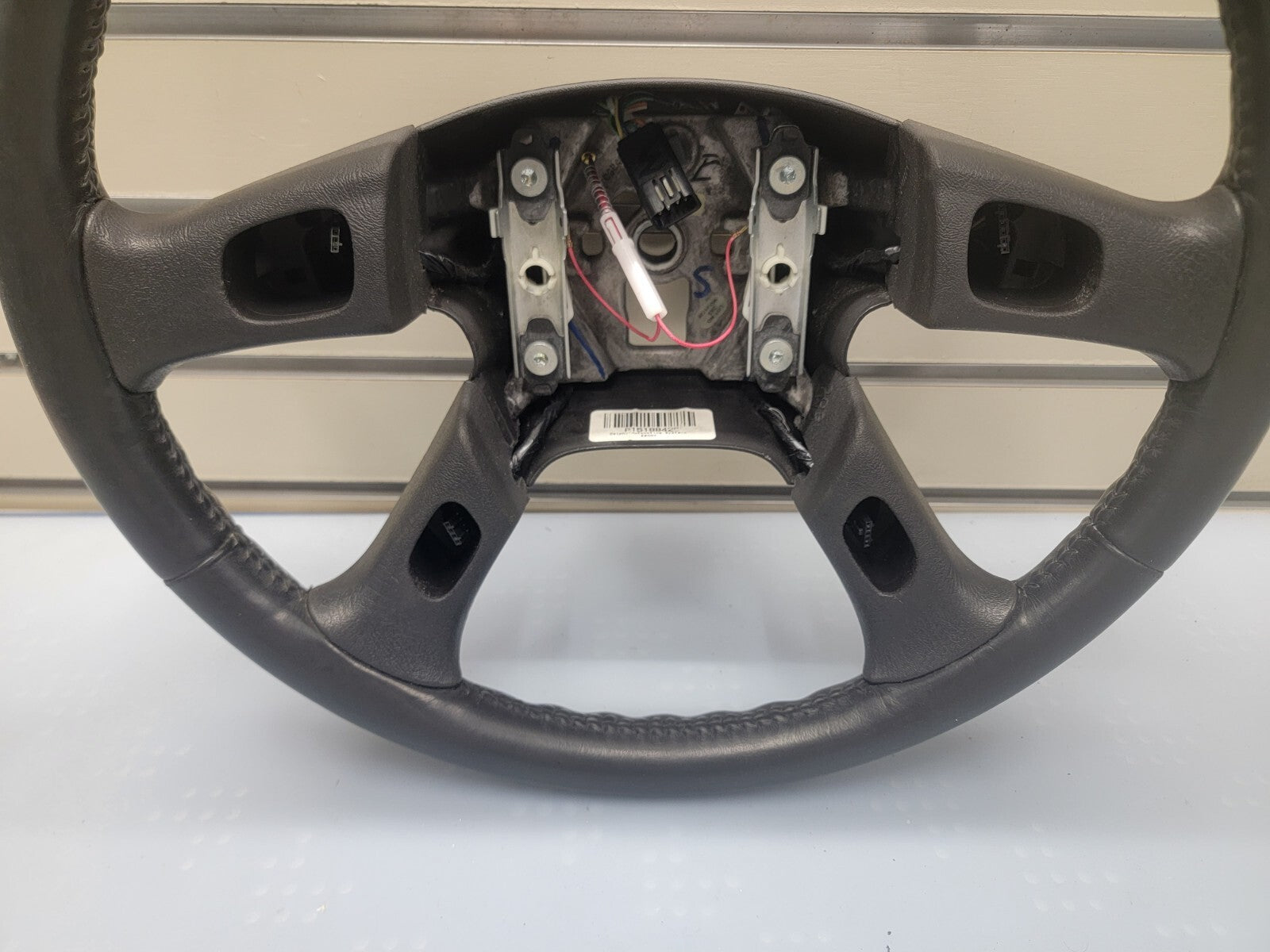 02-09 Trailblazer Envoy03-06 SILVERADO SIERRA YUKON STEERING WHEEL LEATHER BLACK