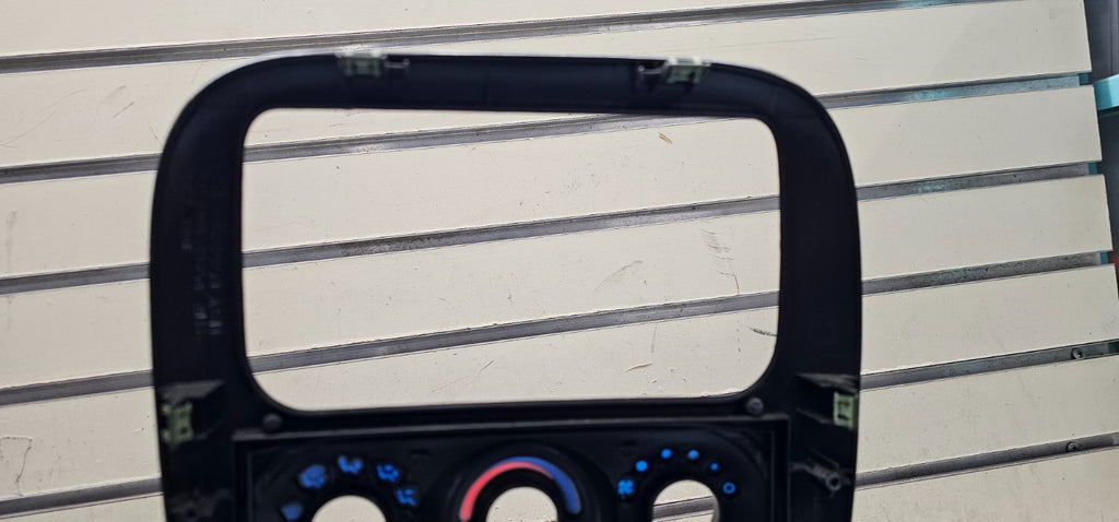 01-04 ALERO DASH AM FM RADIO STEREO DISPLAY RECEIVER CLIMATE CONTROL BEZEL BLACK