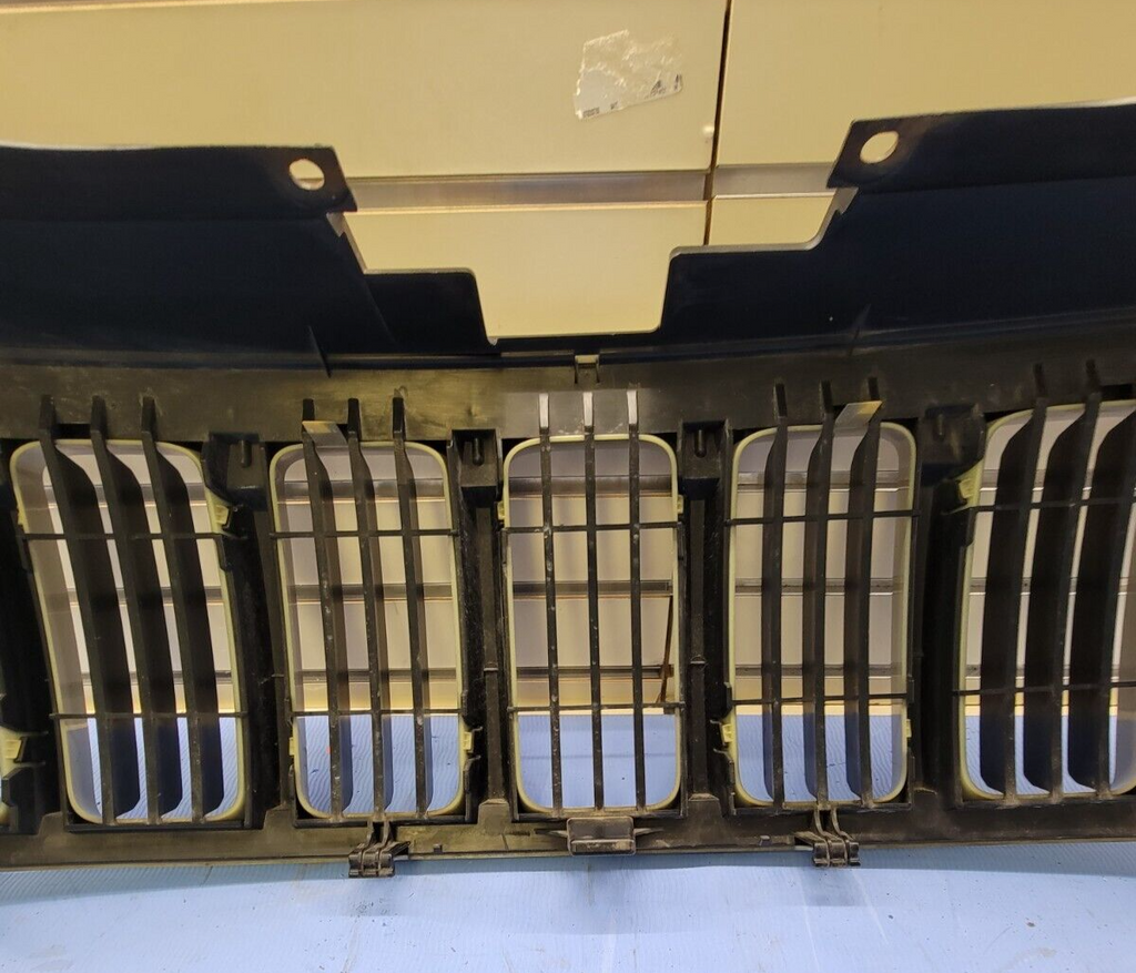 🔥08-10 Jeep Grand Cherokee Front Center Upper Grille Chrome Assembly White OEM
