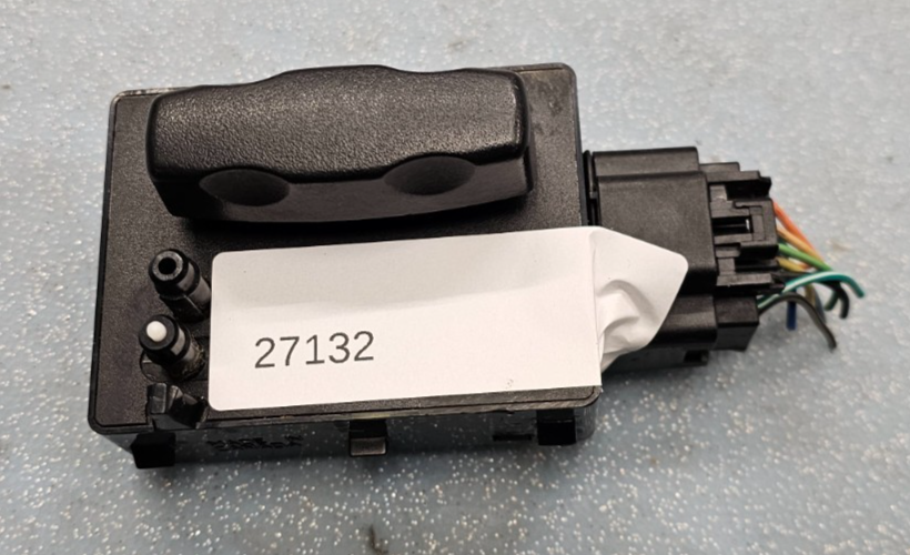 🔥04-11 TRAILBLAZER ENVOY CADILLAC STS LEFT DRIVER SEAT SWITCH BEZEL BLACK