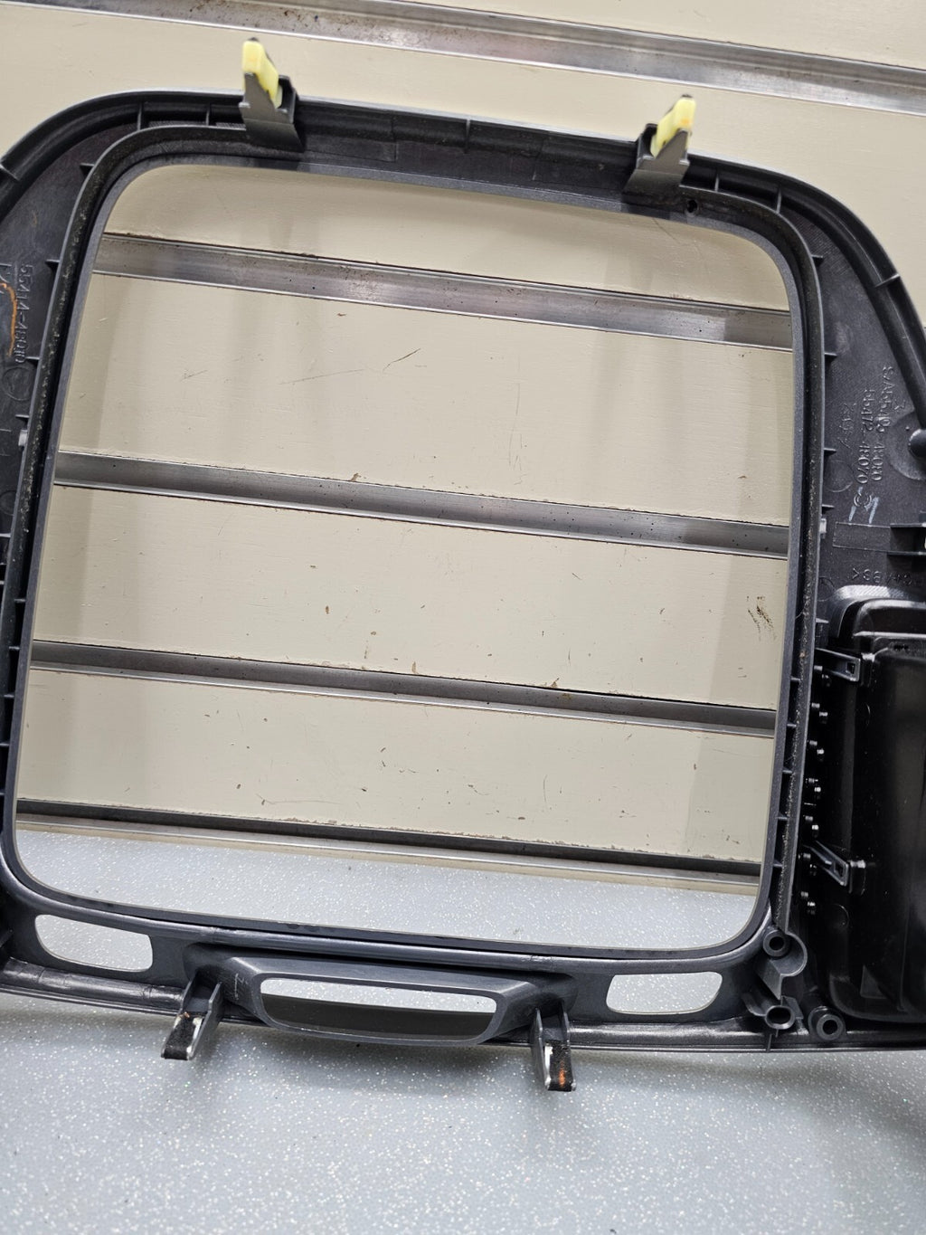 01-07 TOYOTA HIGHLANDER CENTER DASH RADIO CLIMATE TRIM SURROUND BEZEL SILVER B66