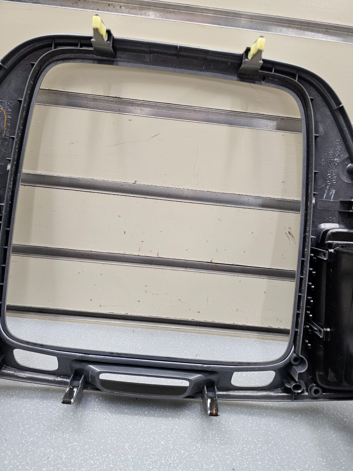 01-07 TOYOTA HIGHLANDER CENTER DASH RADIO CLIMATE TRIM SURROUND BEZEL SILVER B66