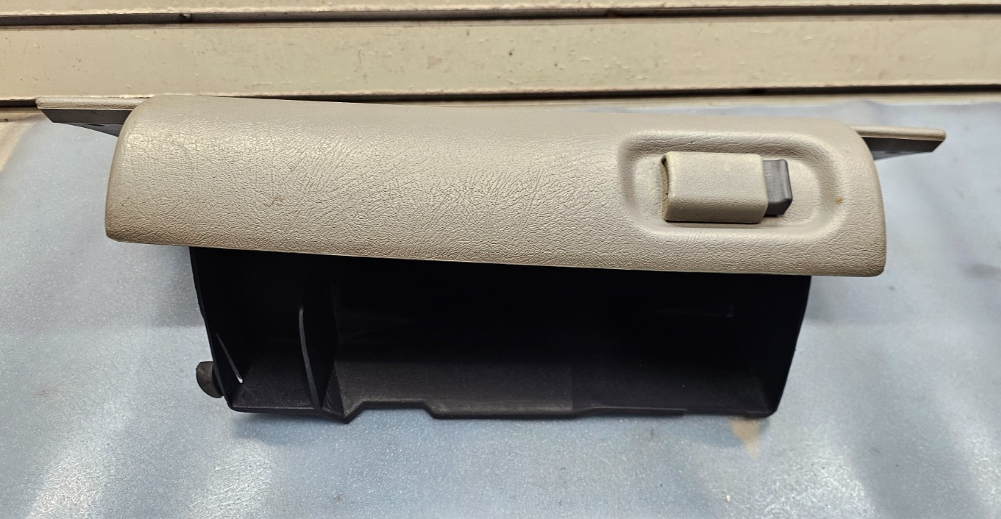 95-99 CHEVY GMC TRUCK SILVERADOC/K Glove Box Storage Compartment Assembly TAN