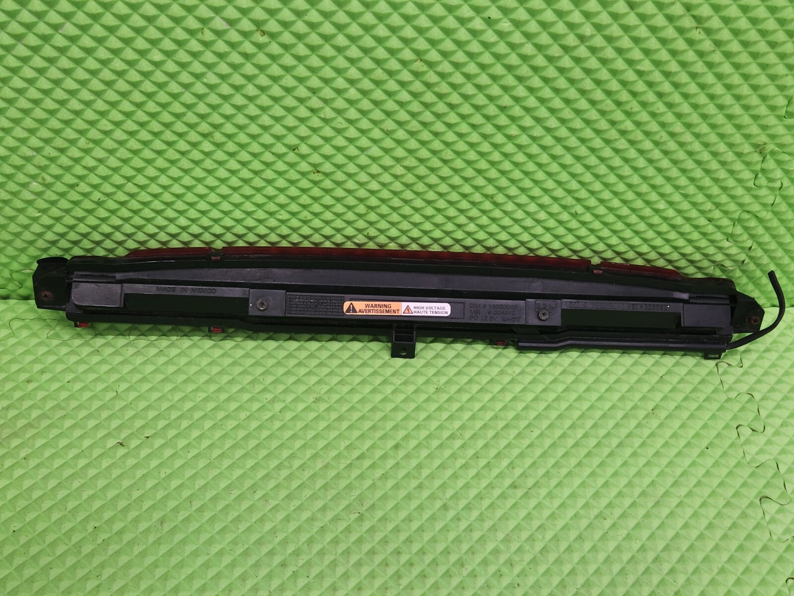 2002-2009 CHEVROLET TRAILBLAZER REAR 3RD HIGH MOUNTED BRAKE LIGHT OEM RED
