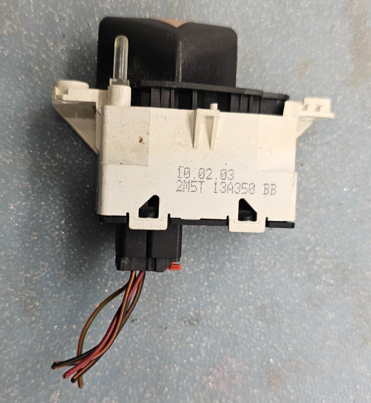 🔥02-05 FORD FOCUS HAZARD LIGHT FLASHER BUTTON CONTROL SWITCH ASSEMBLY BLACK