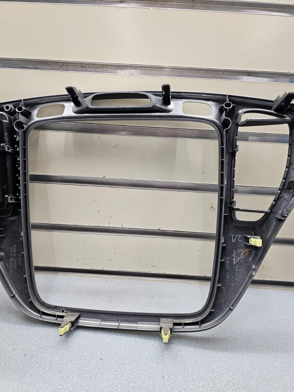 01-07 TOYOTA HIGHLANDER CENTER DASH RADIO CLIMATE TRIM SURROUND BEZEL SILVER B66