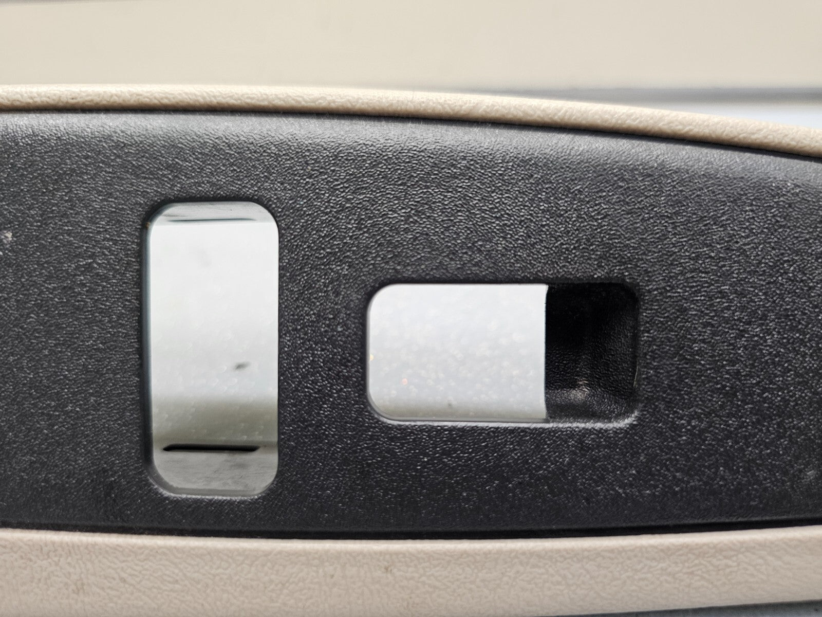 03-06Silverado Sierra Right Passenger Power Window Switch Assembly Black/TAN WS4