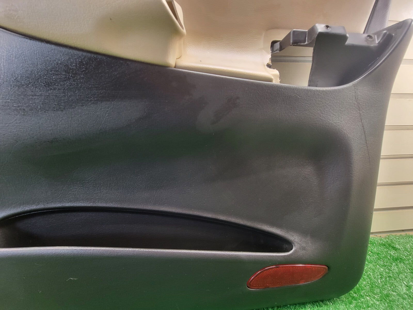 🔥2002-2009 CHEVY TRAILBLAZER Door Panel Front PASSENGER Armrest BLACK/TAN D8