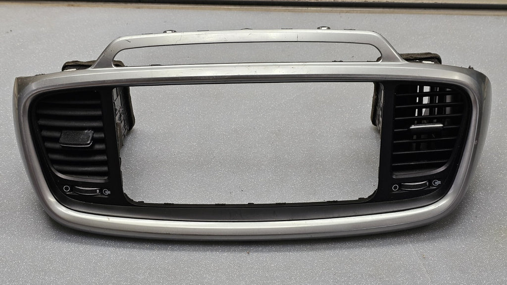 🔥16-18 KIA SORENTO RADIO CENTER DASH SURROUND BEZEL TRIM VENTS Assembly Silver
