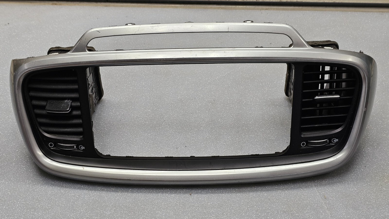 🔥16-18 KIA SORENTO RADIO CENTER DASH SURROUND BEZEL TRIM VENTS Assembly Silver