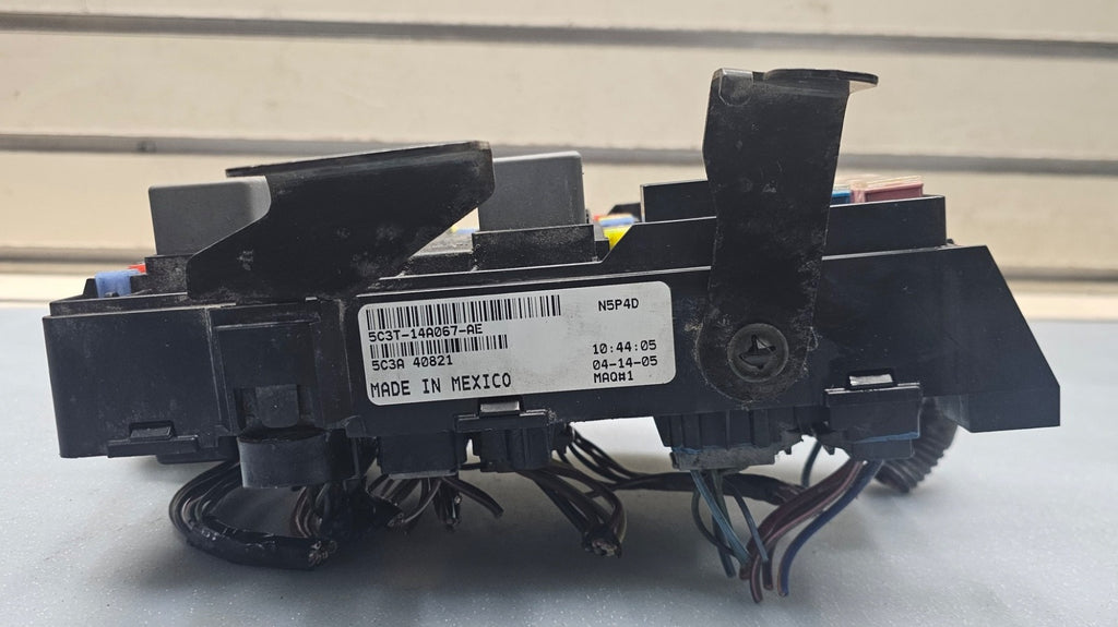 🔥2005 - 2007 FORD F250 / F350 SUPERDUTY FUSE JUNCTION RELAY MODULE  BOX