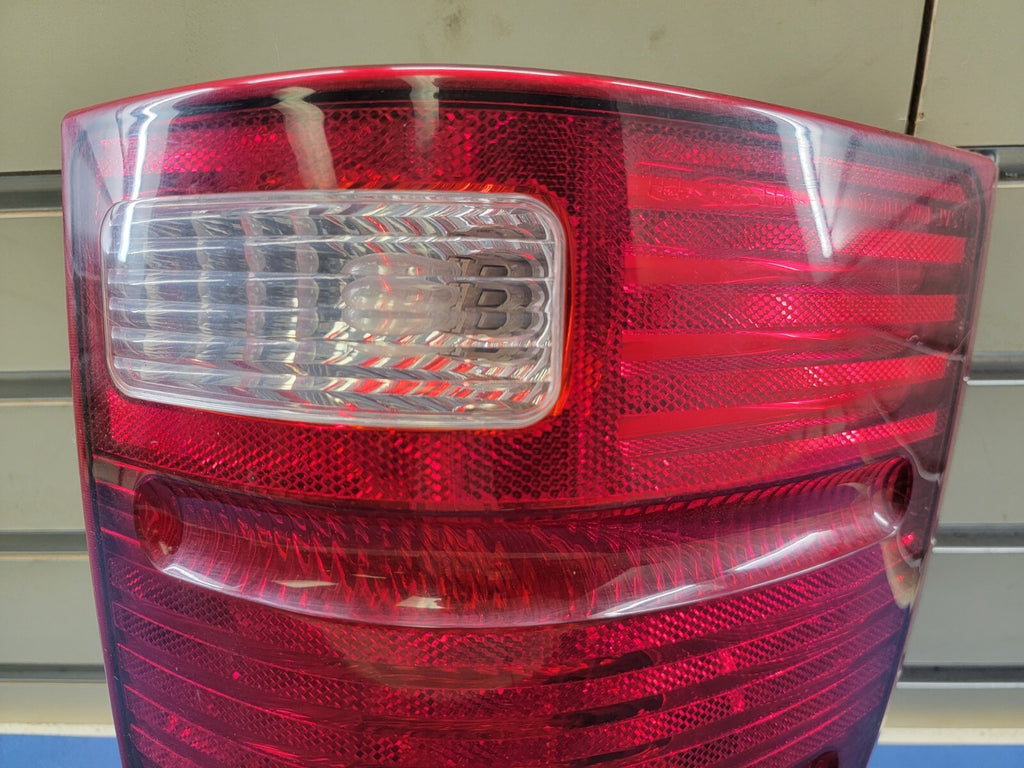 🔥2002-2005 Ford Explorer Left driver side Tail Light Lamp Assembly Chrome OEM