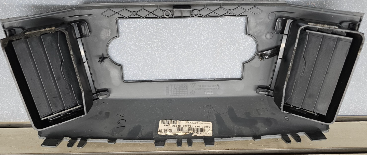 🔥05-07 Grand Cherokee Center Dash AM FM RADIO STEREO TRIM BEZEL PANEL GRAY B30