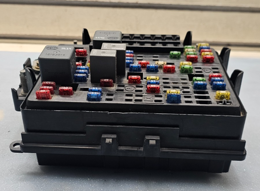🔥99-02 Sierra Silverado Fuse Box Relay Unit Integrated Power Module Block