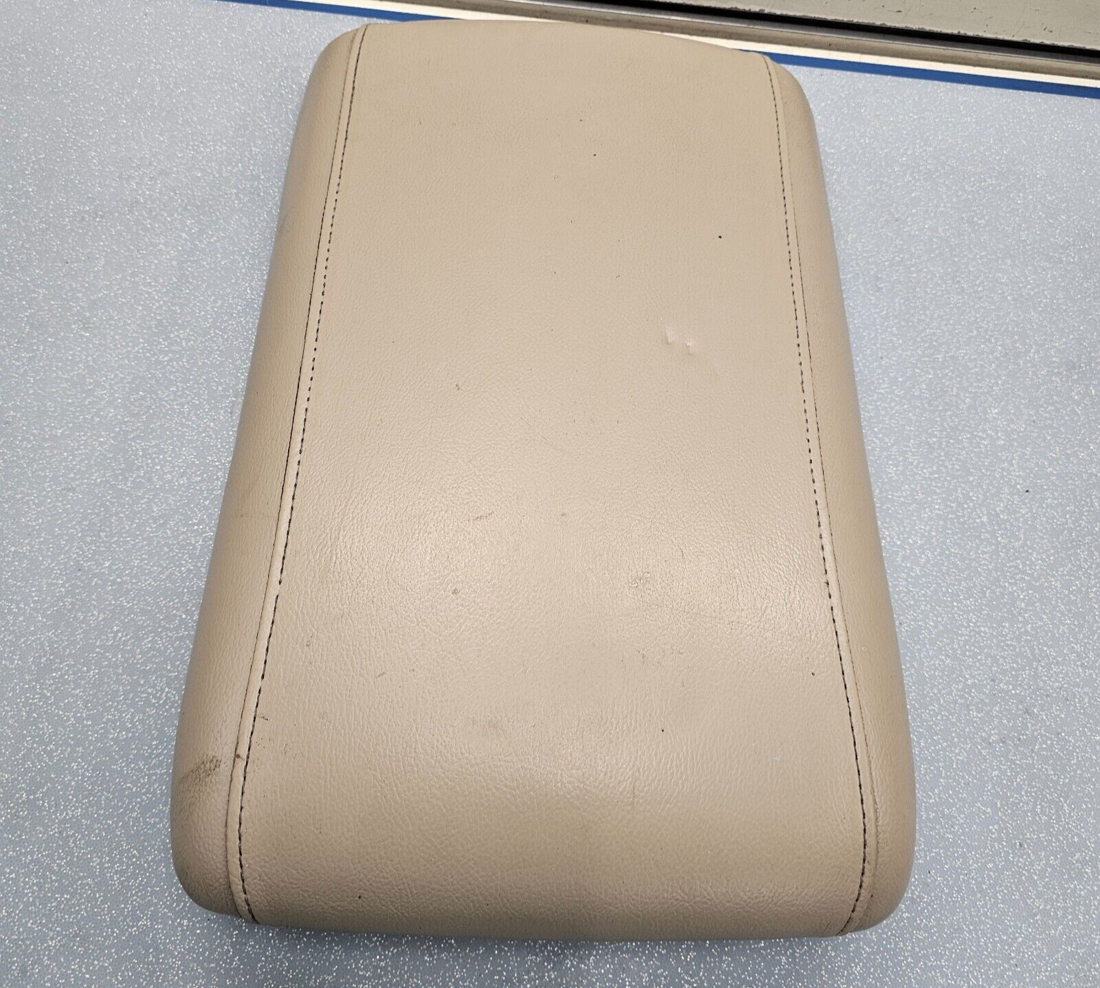 03-06 EXPEDITION Center Console Arm Rest Storage Cover Top Pad Lid Assembly Tan