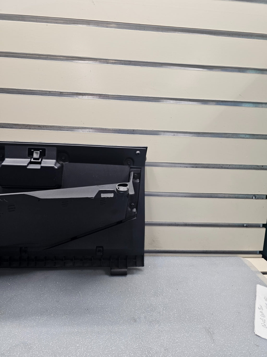 02-05 Dodge RAM 1500 2500 Dash GLOVE BOX Storage Compartment Assembly BLACK G22