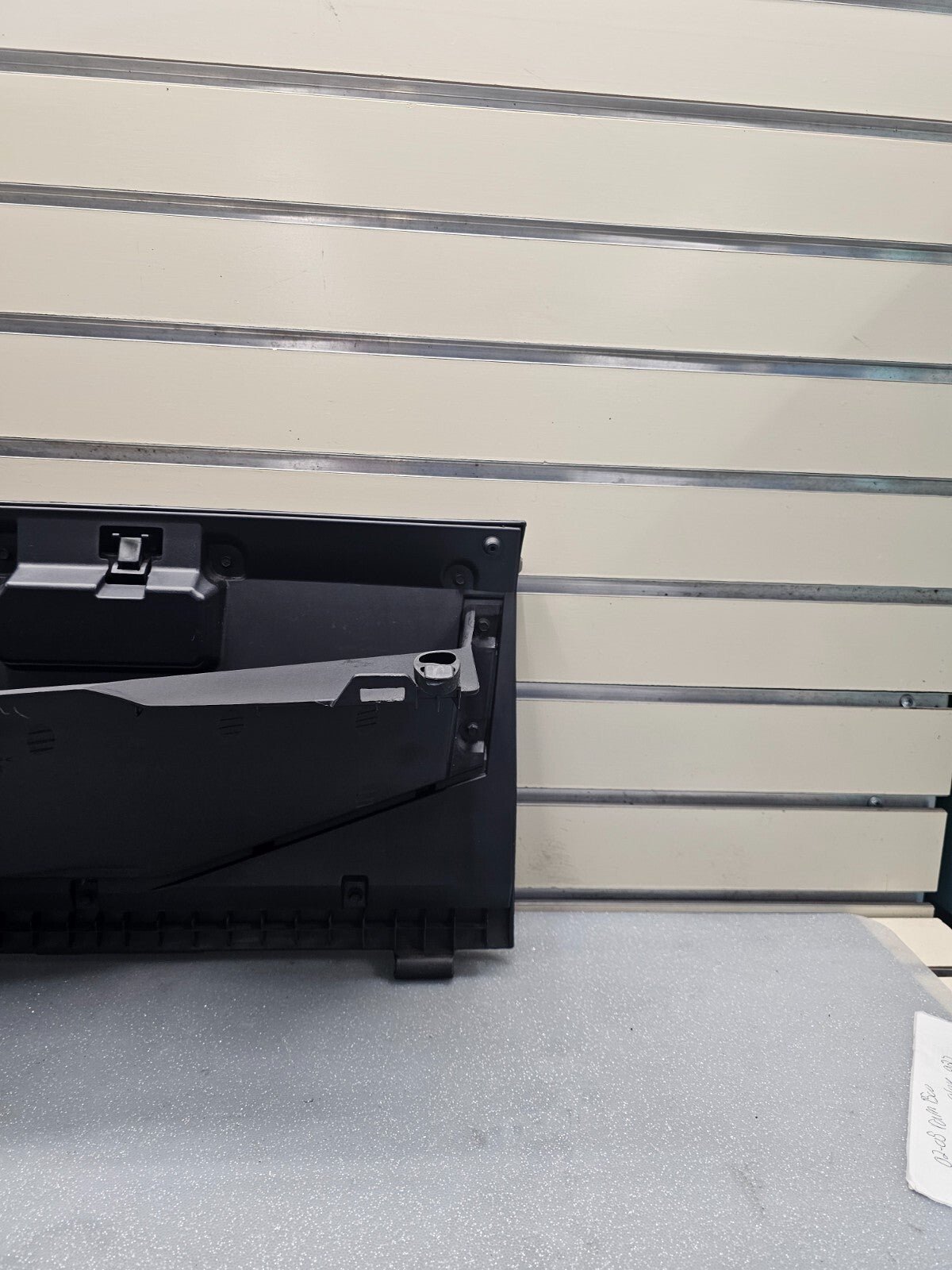 02-05 Dodge RAM 1500 2500 Dash GLOVE BOX Storage Compartment Assembly BLACK G22