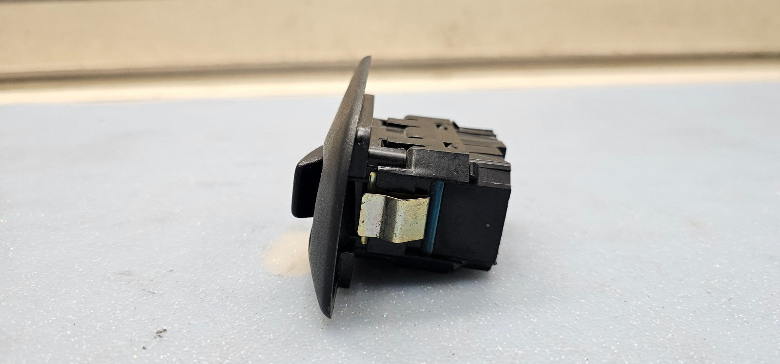 03-06 Silverado Tahoe Suburban Yukon Sierra Right Rear Window Door Switch Black