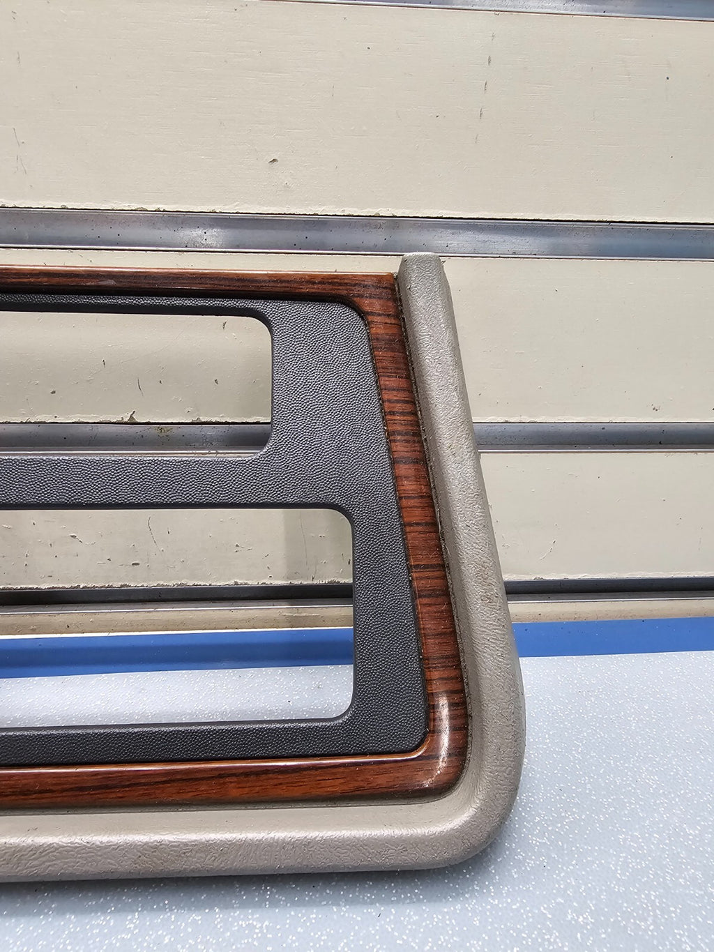 02-06 Cadillac Escalade Radio Dash Trim Bezel with Clock 15072628 gray/woodgrain