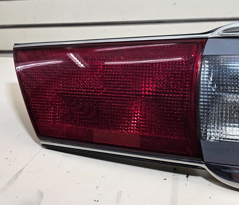 00-05 Buick LESABRE Trunk Rear Center Tail Light Brake Light Lamp Panel Assembly