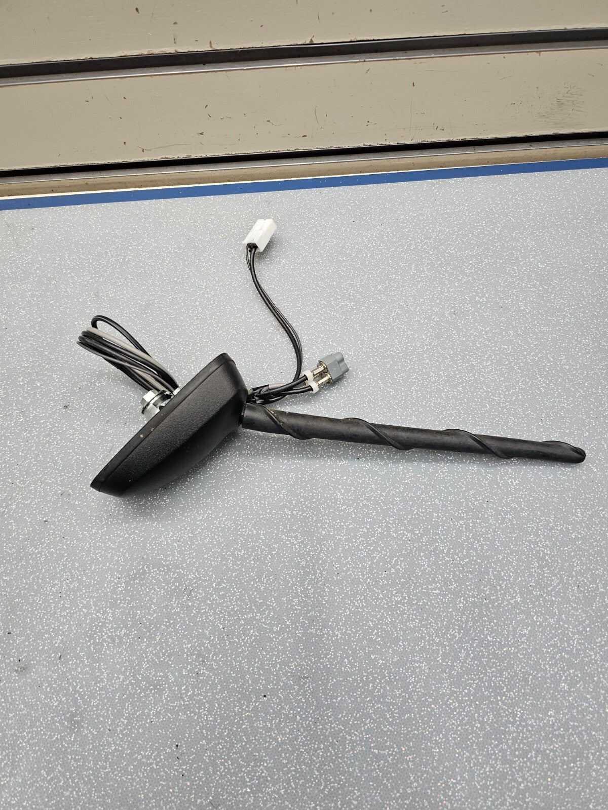 08-10 Acadia Traverse Enclave Roof Mounted Antenna OEM 25839396/AT