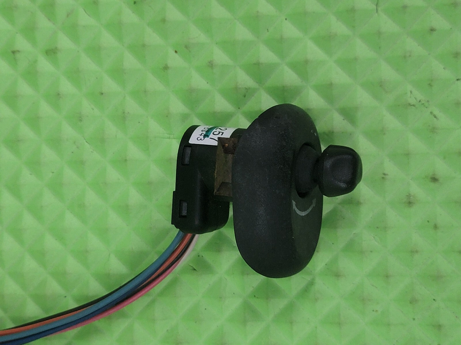 🔥02-04 Chevrolet Trailblazer Door Remote Mirror Switch SSR STANDARD BLACK SW7