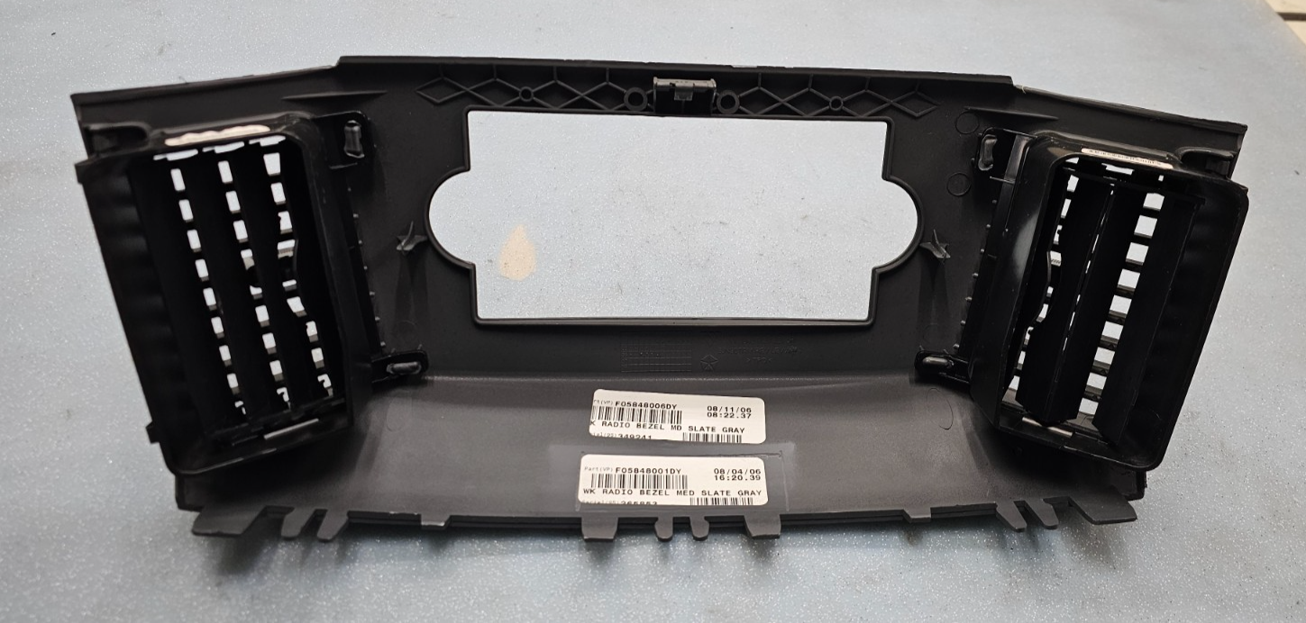 🔥2005-2007 Jeep Grand Cherokee Dash RADIO TRIM BEZEL W VENTS Gray B30