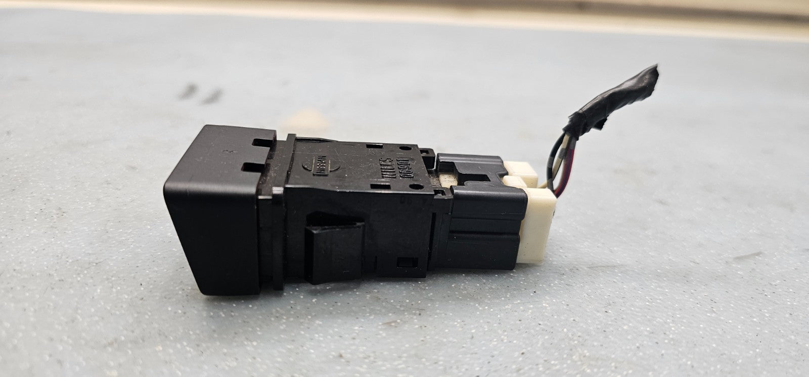 04-15 Armada Titan Hazard Emergency Warning Light Button Control Switch Assembly