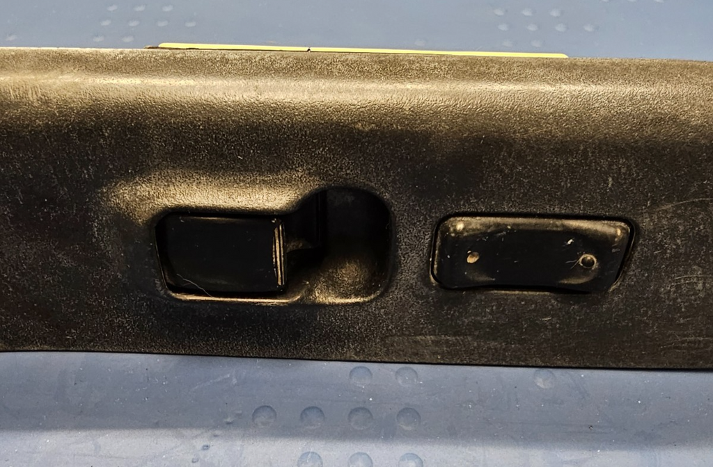 01-04 Isuzu Rodeo FRONT Right Passenger Power Window Lock Switch Assembly Black