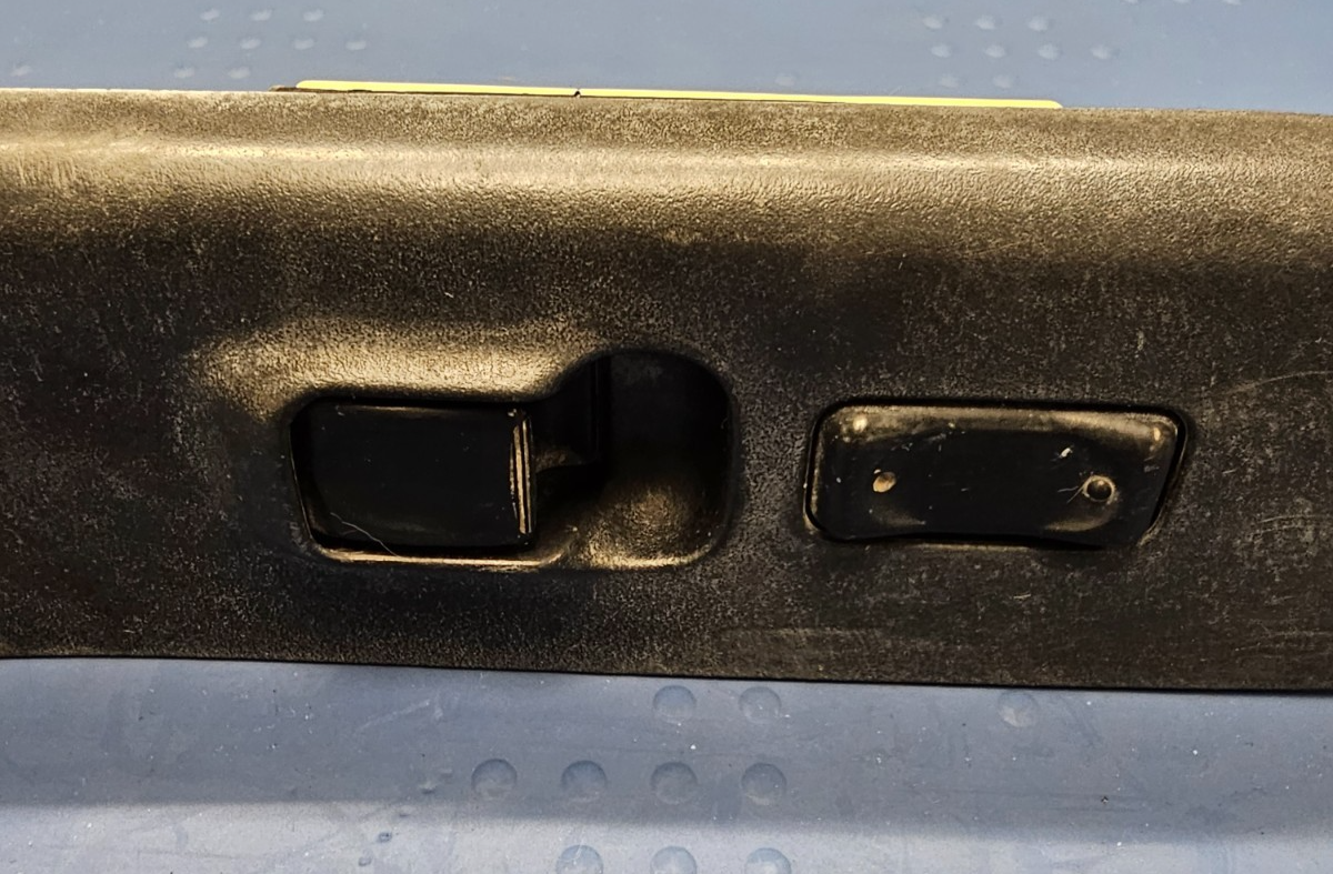 01-04 Isuzu Rodeo FRONT Right Passenger Power Window Lock Switch Assembly Black