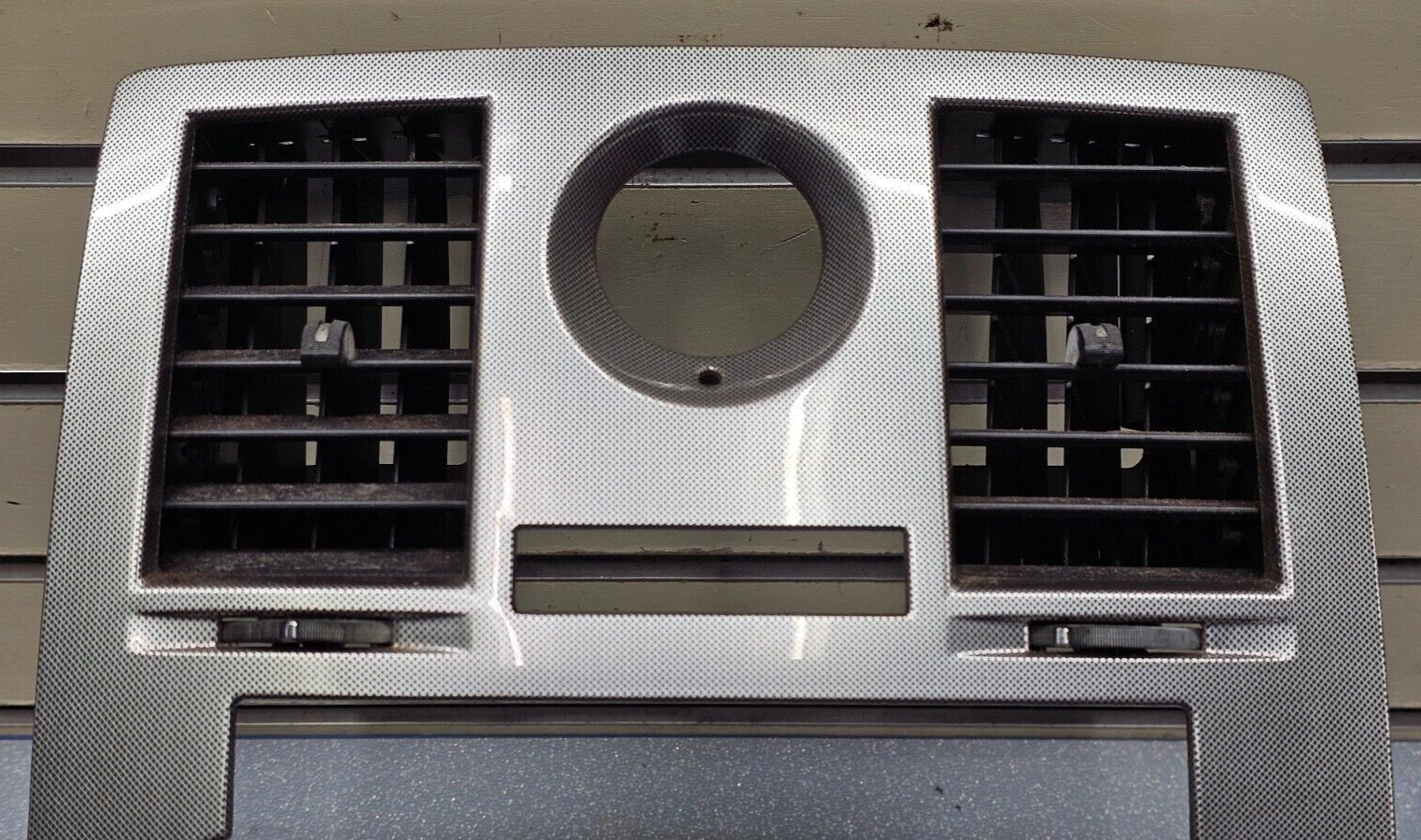 05-07 CHRYSLER 300 DASH AM FM RADIO STEREO DISPLAY PANEL BEZEL CARBON SILVER B16