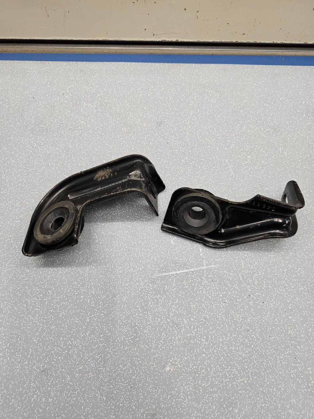 09-17Traverse GMC Acadia Upper Radiator Bracket Left Right Support OEM