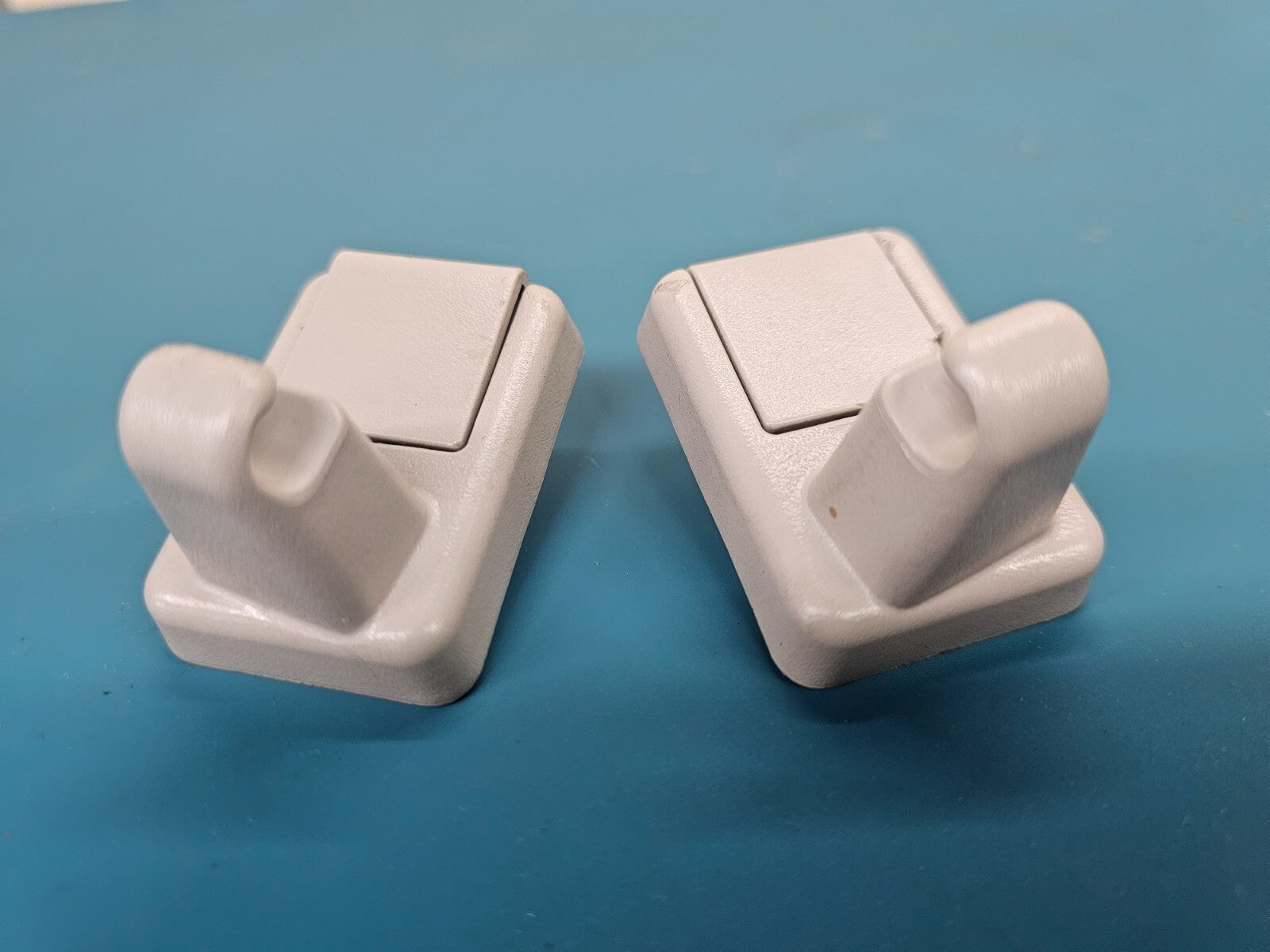 🔥07-12 Nissan Sentra Drive & Passenger Side Sun Visor Holder Retainer Clip Gray