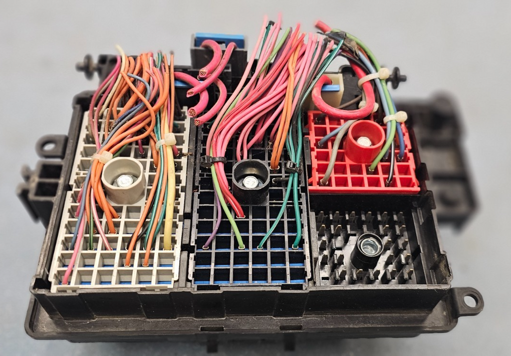 🔥03-05 Silverado Sierra Suburban PICKUP Engine Fuse Engine Wiring Harness Box