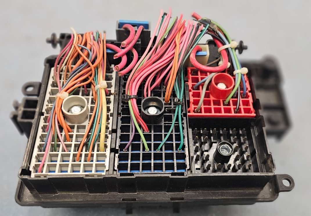 🔥03-05 Silverado Sierra Suburban PICKUP Engine Fuse Engine Wiring Harness Box