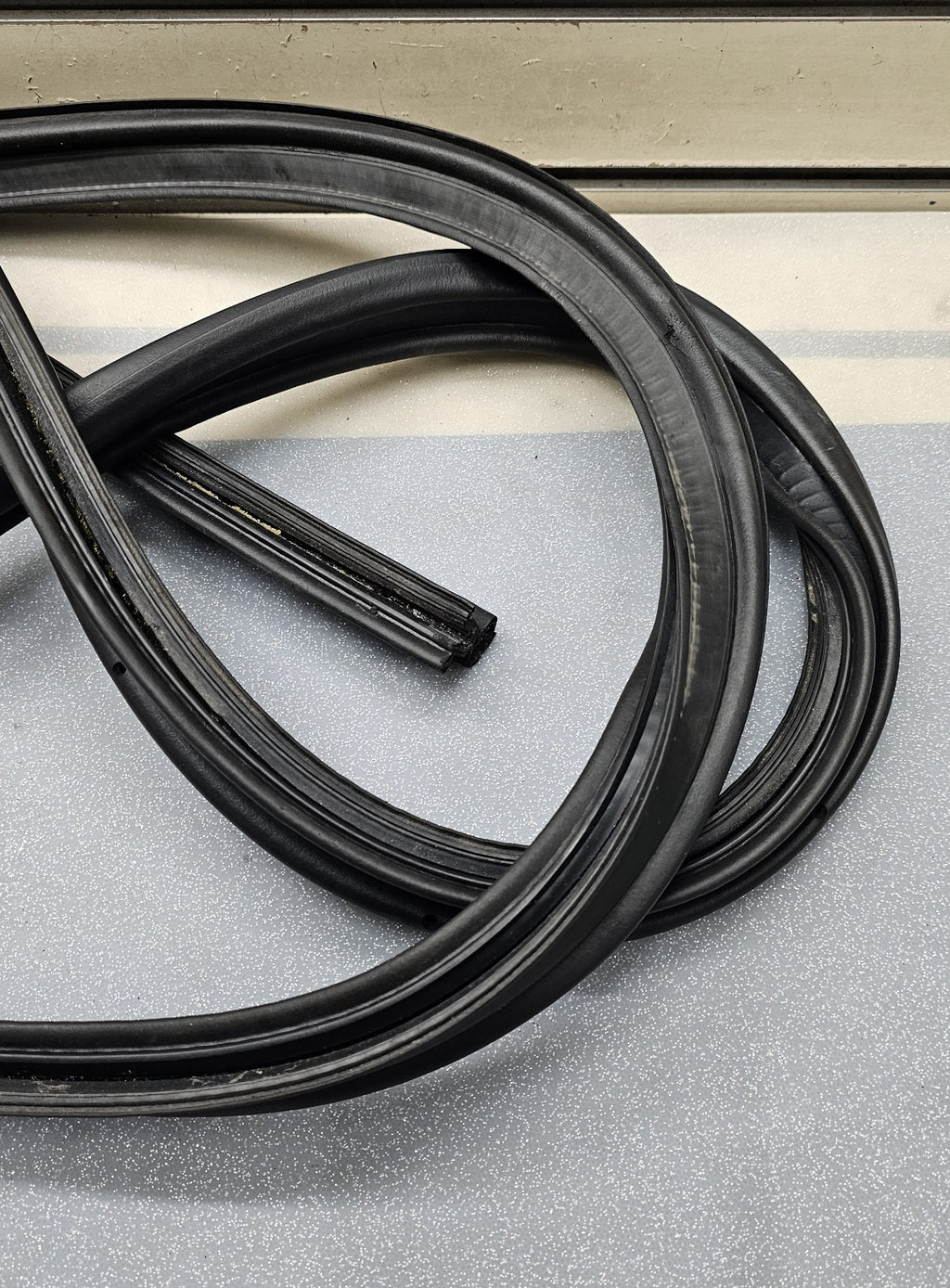 🔥1998-2002 Lincoln Town Car REAR Trunk WEATHER Strip rubber trim OEM