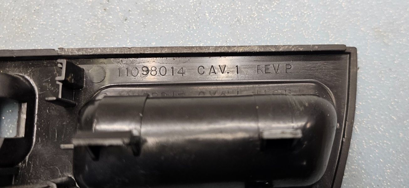 95-06 Silverado Sierra C/K 1500 2500 Center Console Jump Seat Lid Latch Assembly