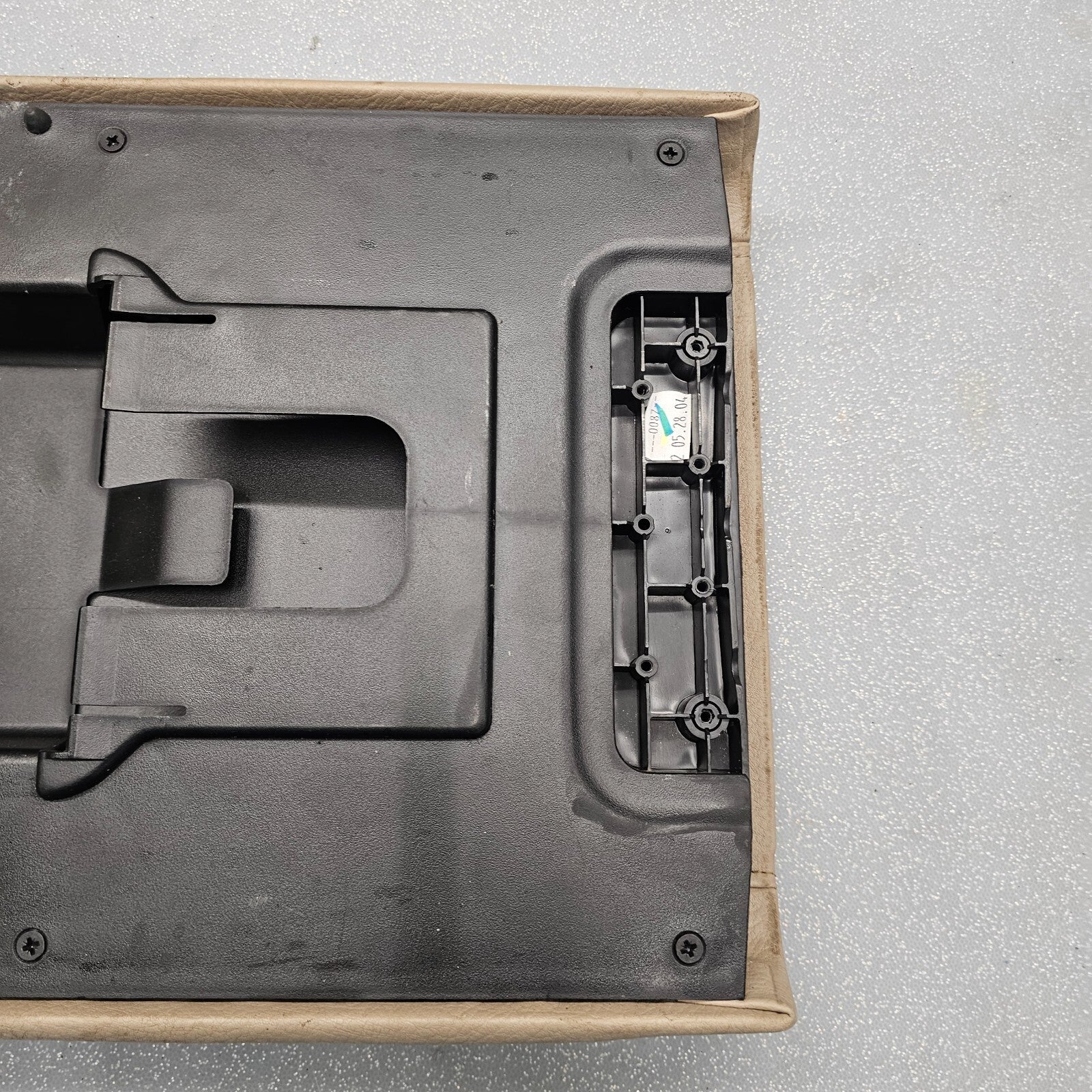 03-06 EXPEDITION Center Console Arm Rest Storage Cover Top Pad Lid Assembly Tan