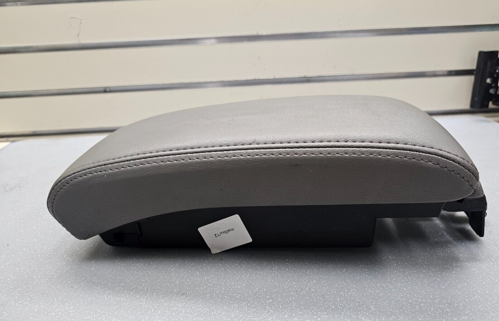08-12 Chevy Malibu FRONT CENTER CONSOLE LID ARMREST ASSEMBLY STORAGE COVER GRAY