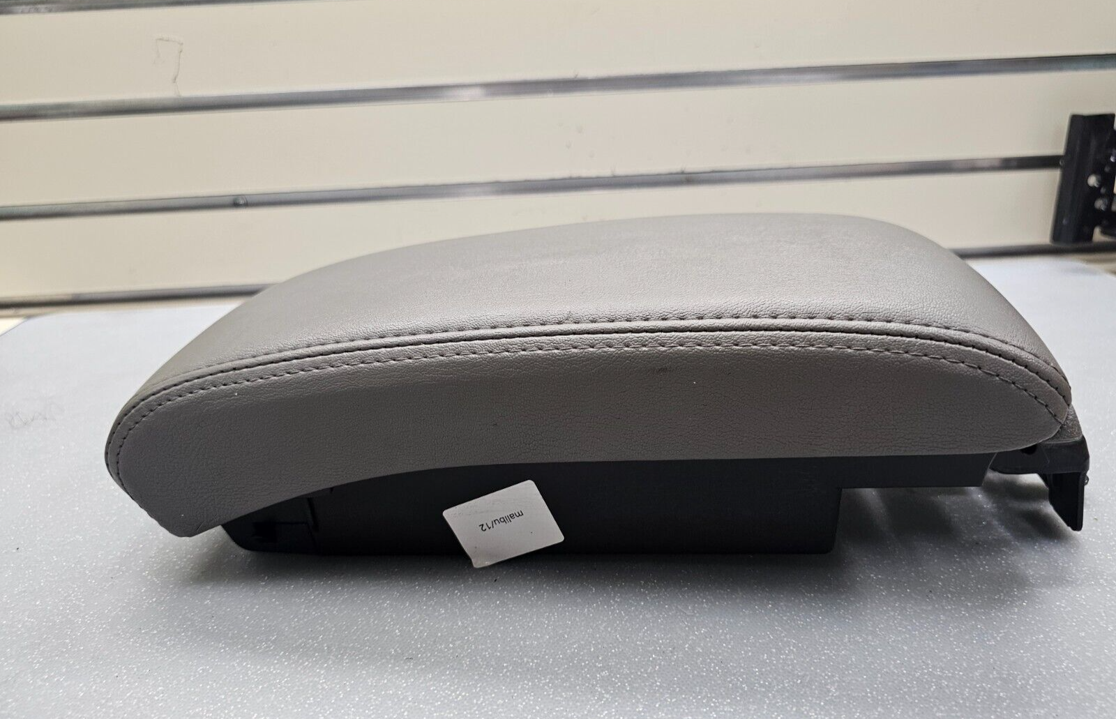 08-12 Chevy Malibu FRONT CENTER CONSOLE LID ARMREST ASSEMBLY STORAGE COVER GRAY