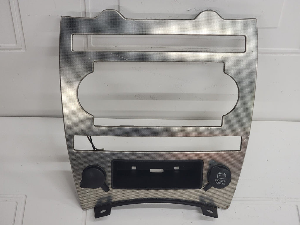 🔥2005-2006 JEEP GRAND CHEROKEE DASH PANEL RADIO SURROUND TRIM BEZEL OEM B70