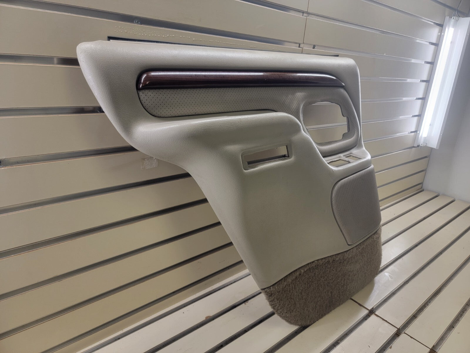 🔥1995-1999 Chevy GMC Silverado escalade DOOR PANEL Rear left Side Auto TAN D2