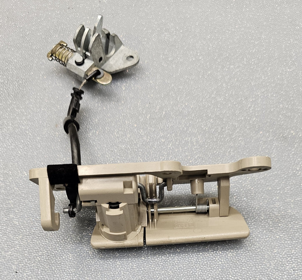00-05 CADILLAC DEVILLE GLOVE STORAGE COMPARTMENT BOX LATCH LOCK HANDLE ASSEMBLY