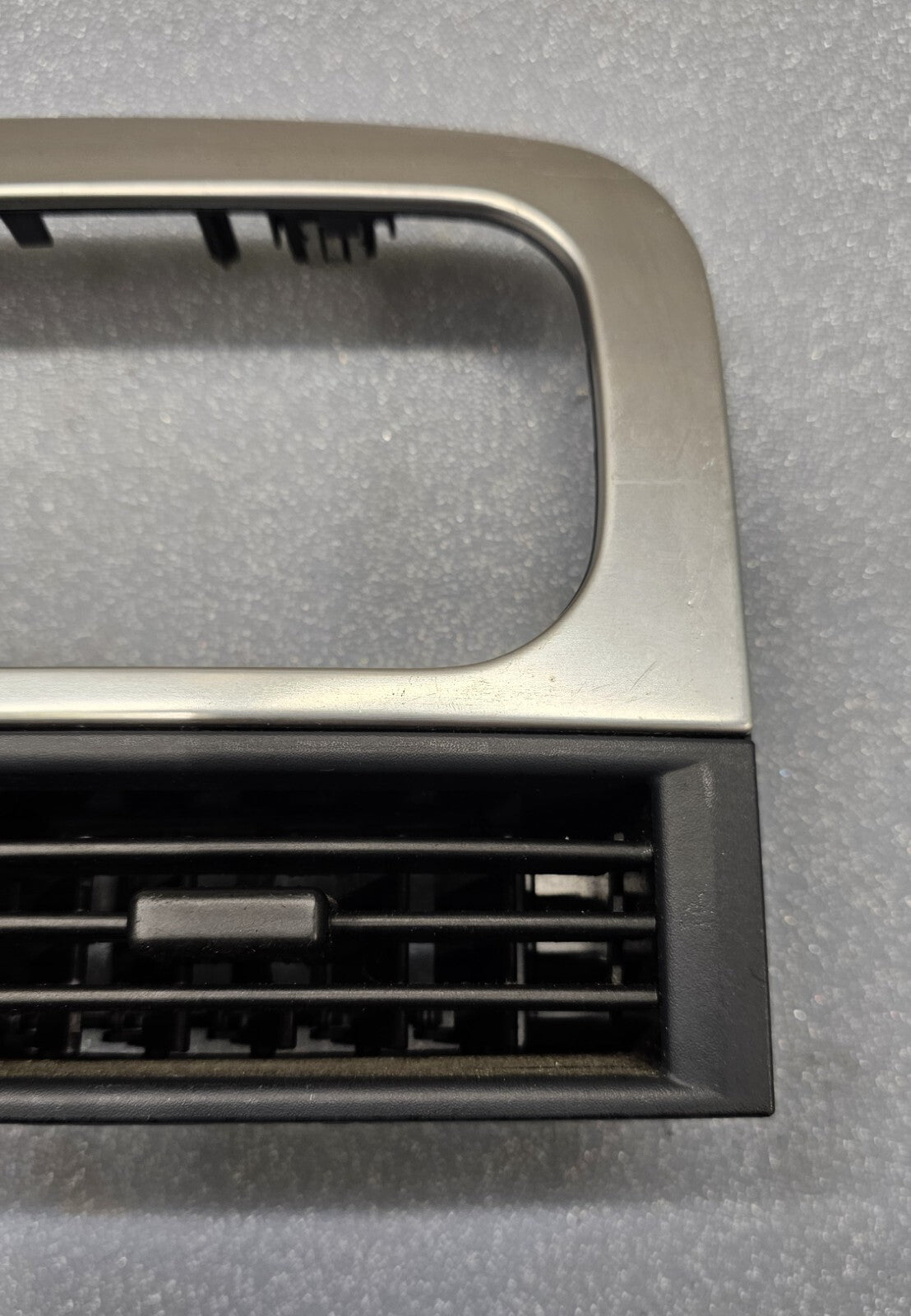 99-04 Jeep GRAND CHEROKEE Dash Center RADIO Bezel A/C Air Vent Trim SILVER B67