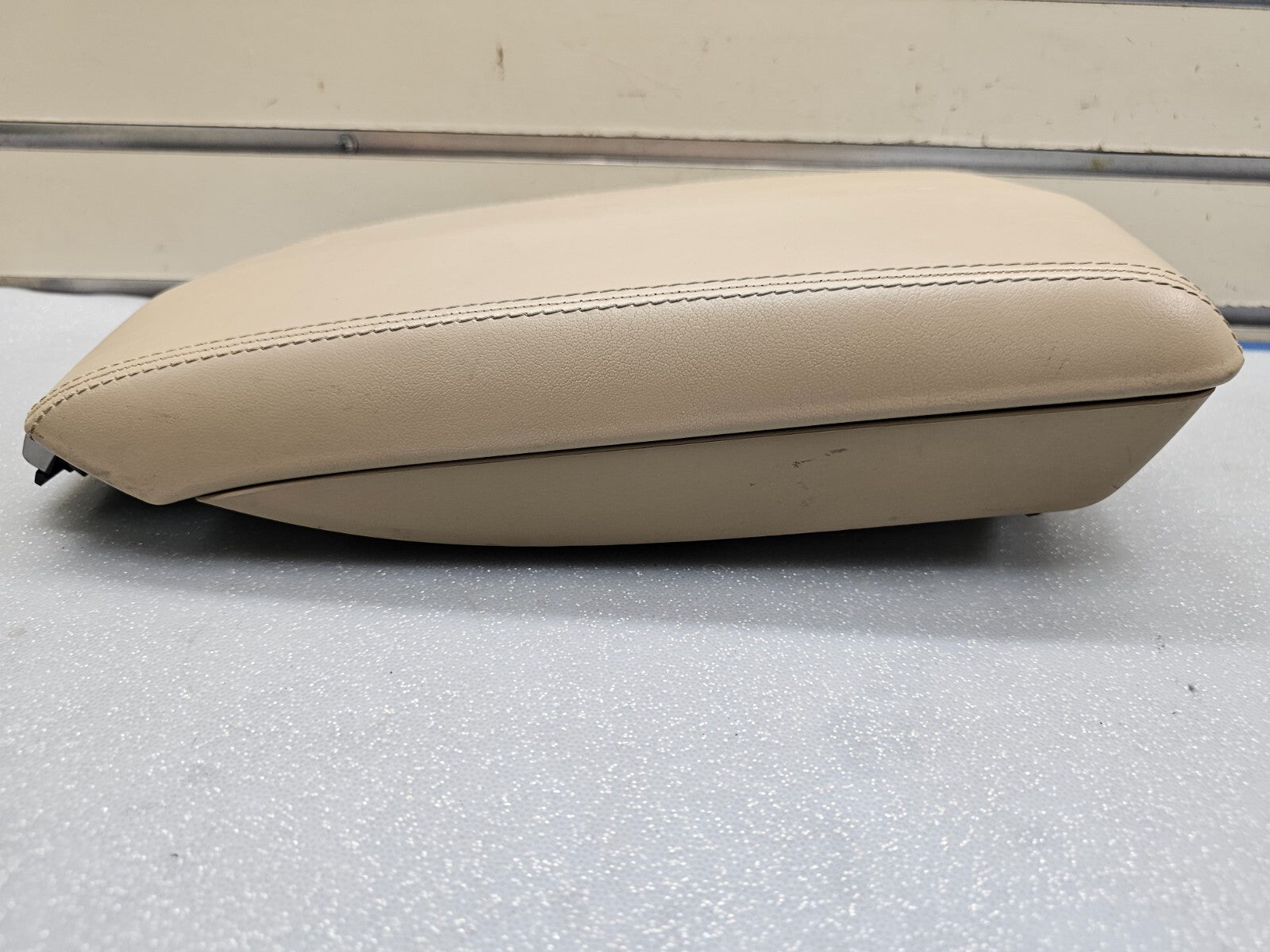 🔥08-13 Cadillac CTS Center Console Lid Armrest Leather Top Pad Assembly TAN